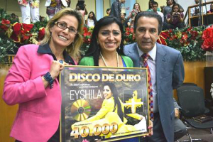 Eyshila recebe Disco de Ouro, em menos de um mês