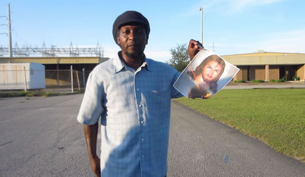 Contra racismo, homem pede para queimar imagem de Jesus branco